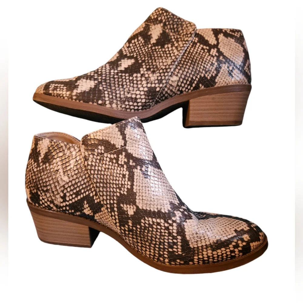 Time & Tru Women Vegan Leather Ankle Zip Bootie
